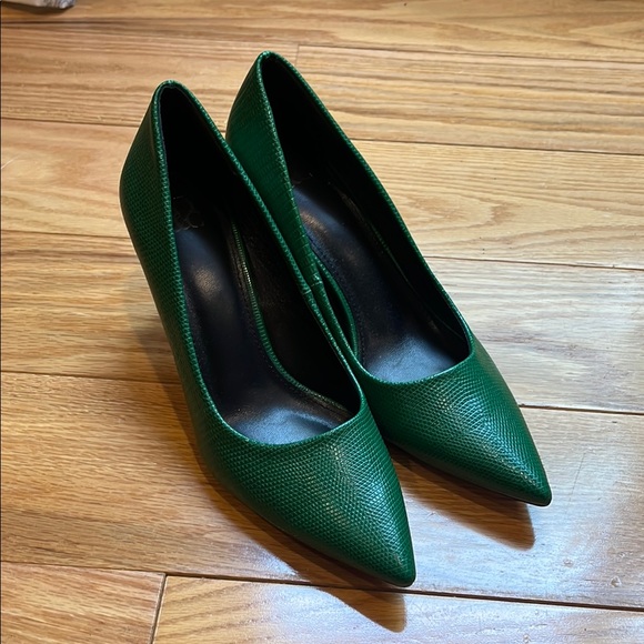 New York & Company green snake skin print pumps sz 10 - Picture 2 of 10